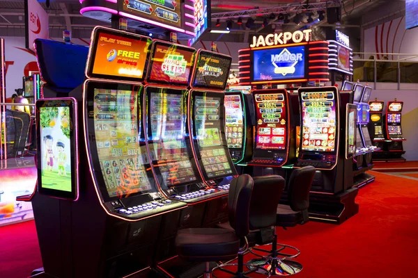 Lightning Baccarat betting interface showing Player, Banker, and Tie options with odds